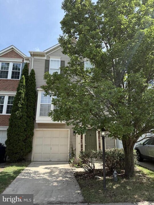 2539 Banshire Dr in Herndon, VA - Building Photo