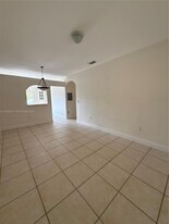 6912 NW 179th St in Hialeah, FL - Building Photo