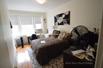 33 Lancaster Terrace, Unit 206 in Brookline, MA - Foto de edificio - Building Photo