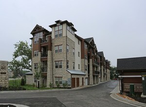 Highlands Lodge in Overland Park, KS - Building Photo - Building Photo