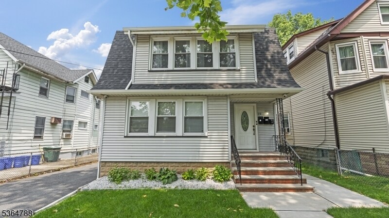 10 Olive St in East Orange, NJ - Building Photo