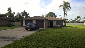 7380 Albany Rd, Unit 7380 in Ft. Myers, FL - Building Photo