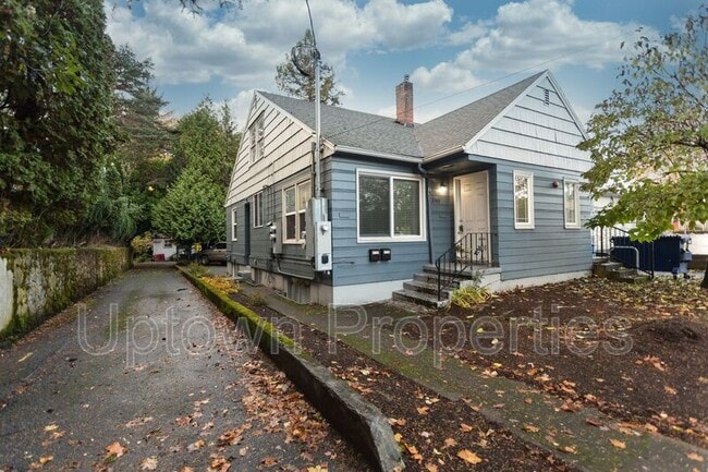 3743 SE Cesar Estrada Chavez Blvd in Portland, OR - Building Photo - Building Photo