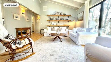 274 Little Fresh Pond Rd in Southampton, NY - Building Photo - Building Photo
