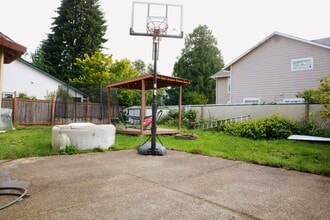 3012 SE 157th Ave in Portland, OR - Foto de edificio - Building Photo