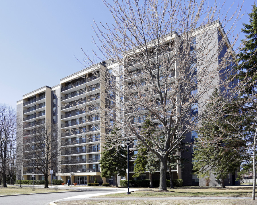 2400 Virginia Dr in Ottawa, ON - Building Photo