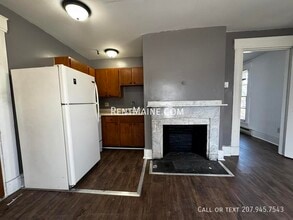 62 State St, Unit 4 in Augusta, ME - Foto de edificio - Building Photo