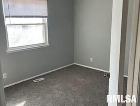 1951 Bristol Dr in Bettendorf, IA - Building Photo - Building Photo