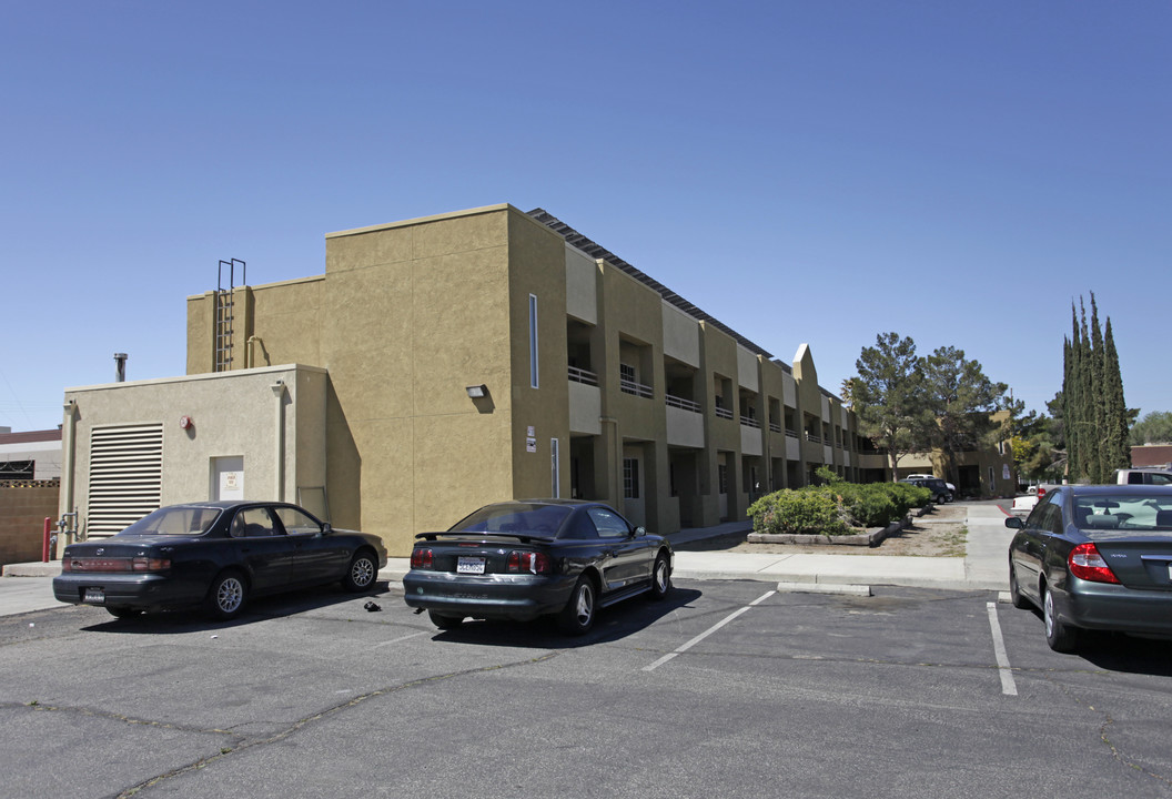 Arbor Court in Lancaster, CA - Foto de edificio