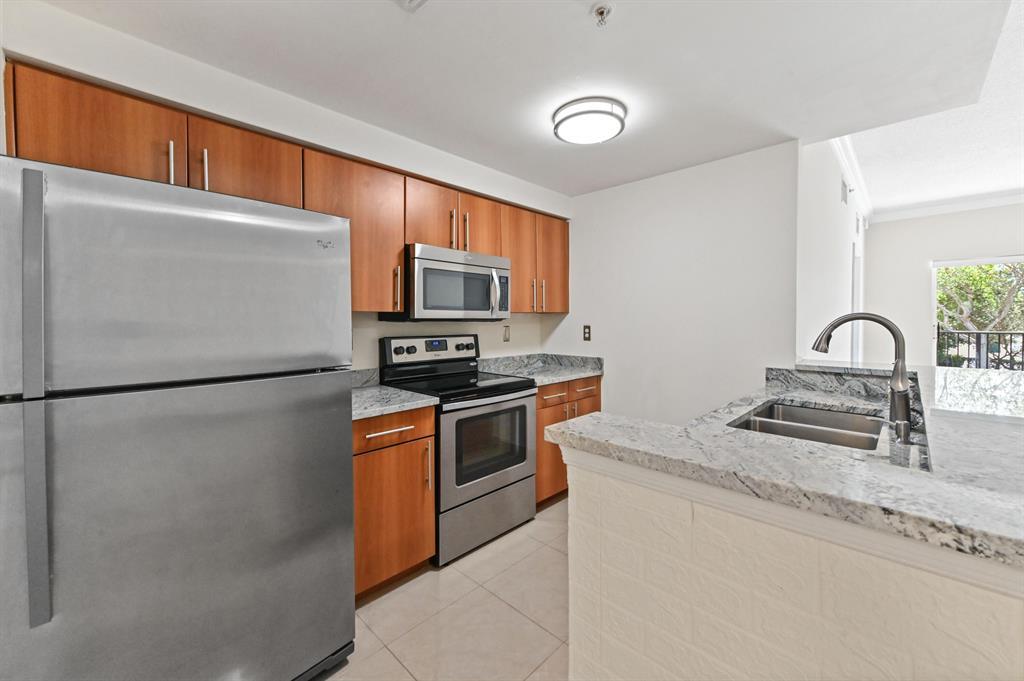 6020 W Sample Rd, Unit 204 in Coral Springs, FL - Foto de edificio