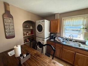 692 Moody St, Unit 2 in Waltham, MA - Foto de edificio - Building Photo