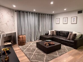 141 S Clark Dr in Los Angeles, CA - Foto de edificio - Building Photo