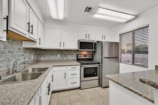 5499 Indian River Dr in Las Vegas, NV - Building Photo