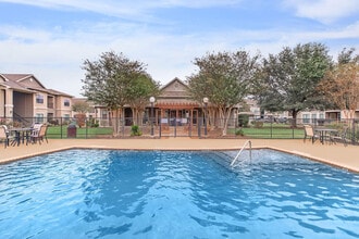 Sunchase Square in Lockhart, TX - Foto de edificio - Building Photo