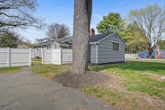 170 Riverside Dr in Hamden, CT - Building Photo - Building Photo