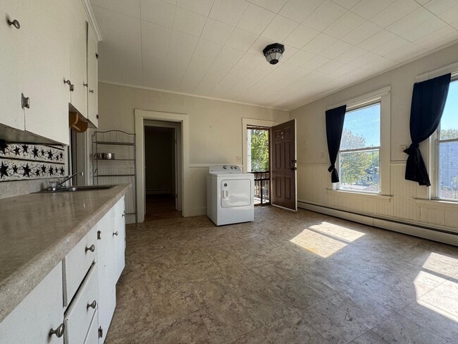 932 Lisbon St, Unit #2 in Lewiston, ME - Foto de edificio - Building Photo