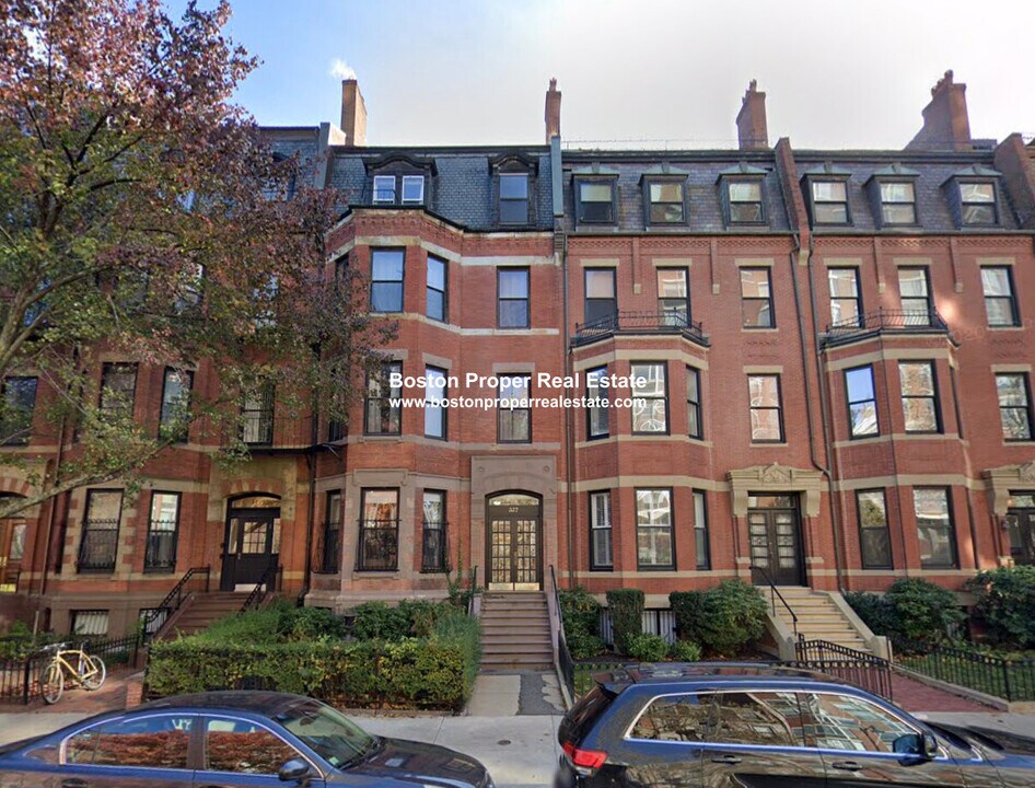 337 Beacon St, Unit 7 in Boston, MA - Building Photo