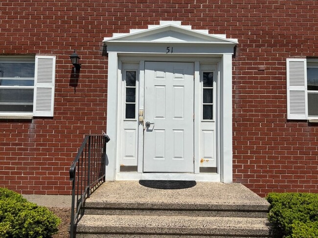 51 E Broadway in Milford, CT - Building Photo - Building Photo