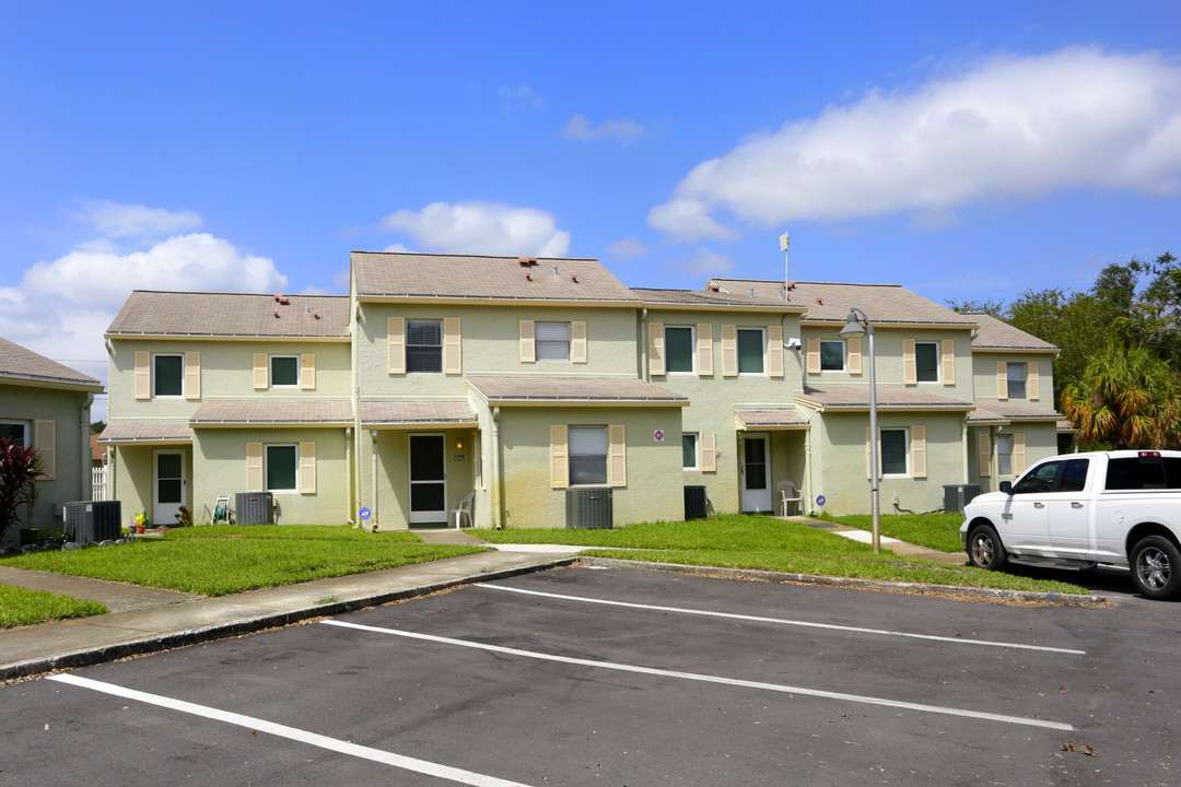 Jamestown Apartments & Townhomes in St. Petersburg, FL - Foto de edificio