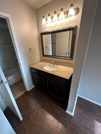 766 Memorial Mews St photo'