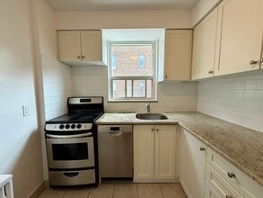 1295 Bayview Av in Toronto, ON - Building Photo - Building Photo