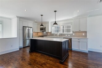 75 Strickland Rd in Greenwich, CT - Building Photo - Building Photo