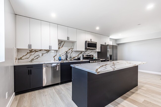 2223 S Highland Ave in Los Angeles, CA - Building Photo - Building Photo