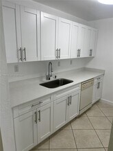 10802 N Kendall Dr in Miami, FL - Building Photo - Building Photo