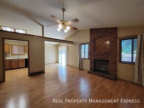 Great 4 Bed 2 Bath House with 2-stall atta in Sioux Falls, SD - Building Photo - Building Photo