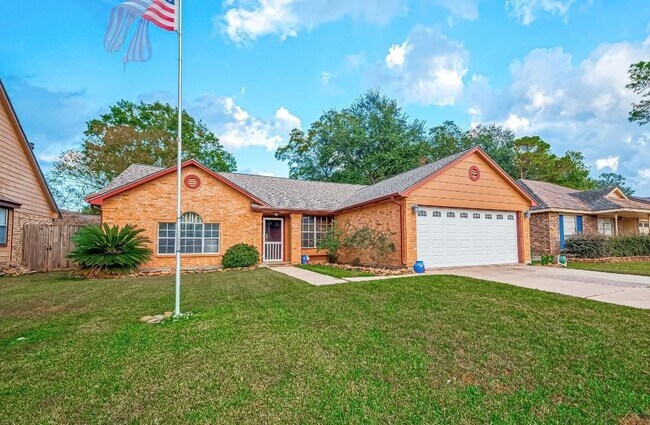 410 Forest Hills Dr in League City, TX - Building Photo - Building Photo