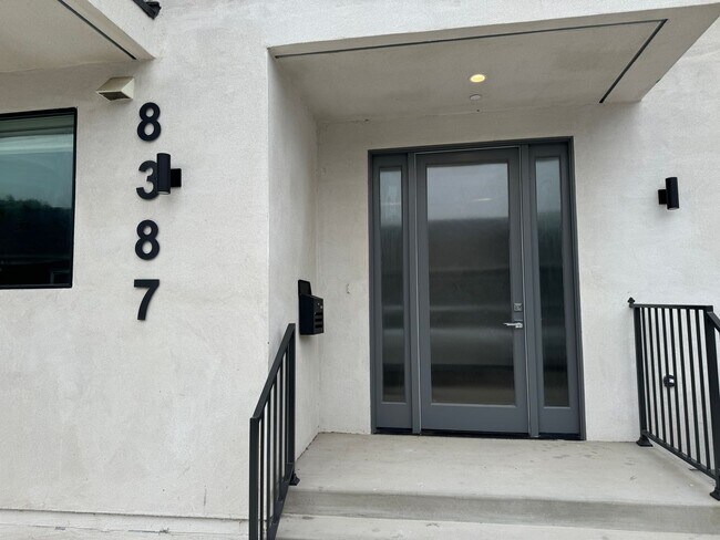 8385 Dunbarton Ave in Los Angeles, CA - Foto de edificio - Building Photo