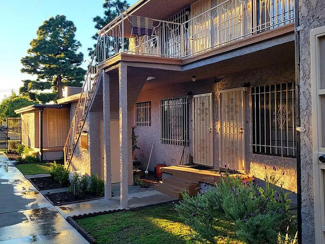 11030 Crenshaw Blvd in Inglewood, CA - Foto de edificio - Building Photo