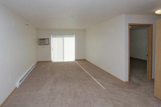 Ravenwood Apartments in Dickinson, ND - Building Photo - Interior Photo