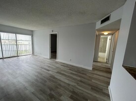 8600 N Sherman Cir in Miramar, FL - Building Photo - Building Photo