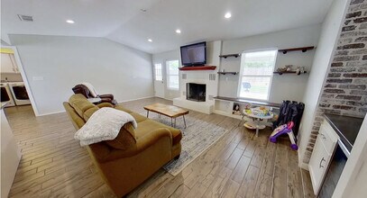 323 Cardinal Dr in New Braunfels, TX - Building Photo - Building Photo