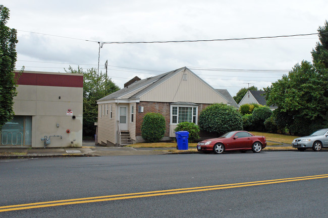 5132-5138 SE Milwaukie Ave in Portland, OR - Building Photo - Building Photo