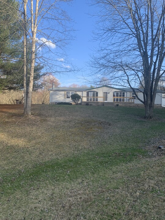 200 Hidden Farm Rd in Middlesboro, KY - Building Photo