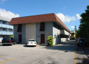 565 NE 121st St in North Miami, FL - Building Photo - Building Photo