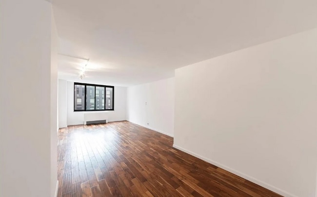 275 Greenwich St, Unit 9J in New York, NY - Foto de edificio - Building Photo