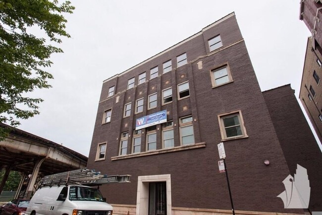 property at 932 W Dakin St