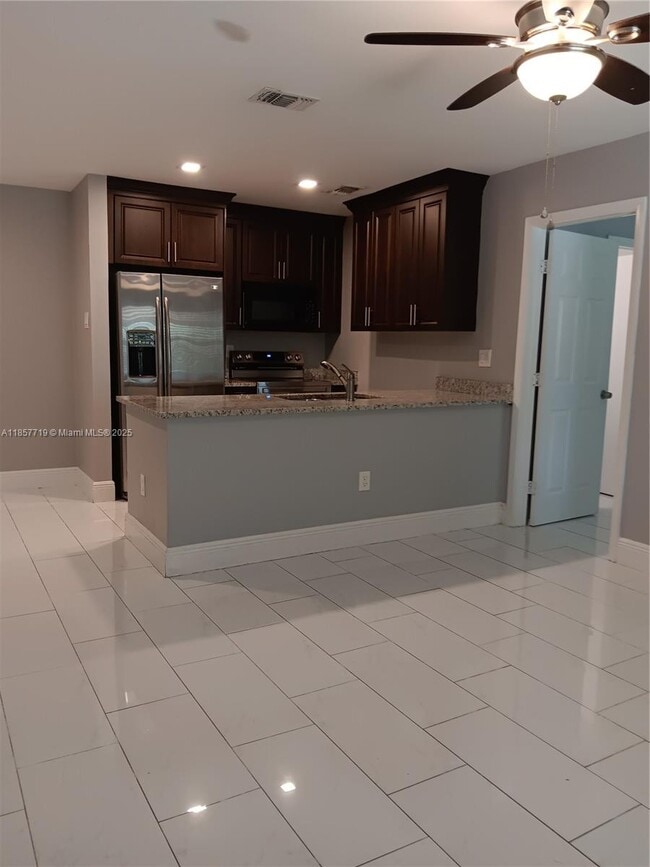 6040 Shaker Wood Cir in Tamarac, FL - Building Photo - Building Photo