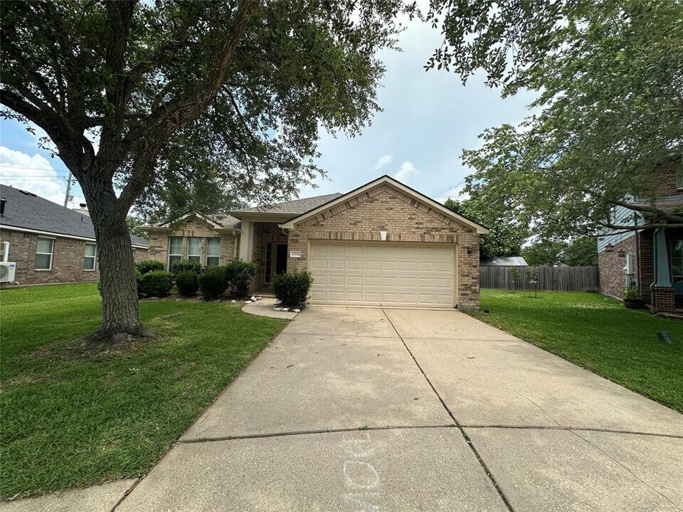 2704 Quail Dove Ln in League City, TX - Building Photo