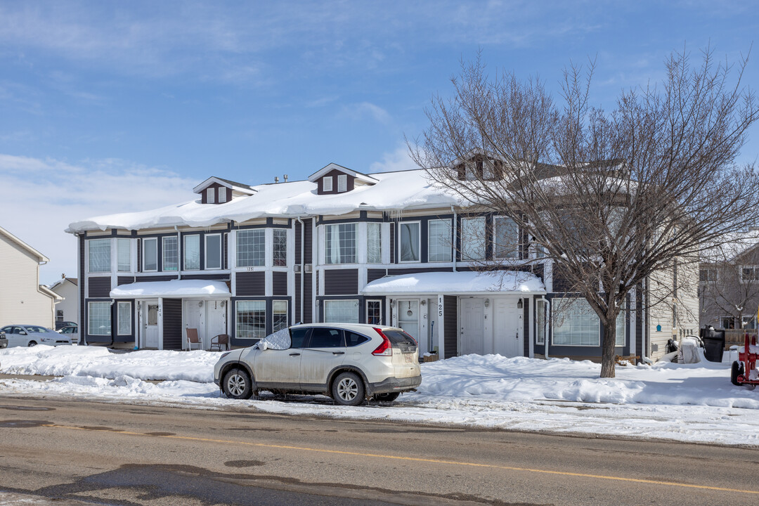 125 Strathaven Dr in Strathmore, AB - Building Photo