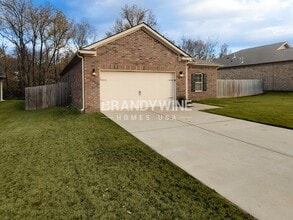 94 Vivian Way in Millington, TN - Foto de edificio - Building Photo