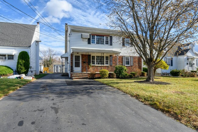 136 Valpeck Ave in Raritan, NJ - Building Photo - Building Photo