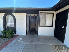 5651 W Sunnyslope Ln in Glendale, AZ - Foto de edificio - Building Photo