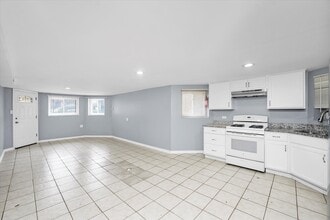 3353 W Evergreen Ave, Unit G in Chicago, IL - Building Photo - Building Photo