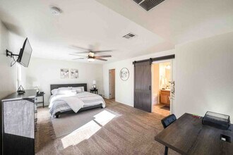 10948 W Elm St in Phoenix, AZ - Foto de edificio - Building Photo