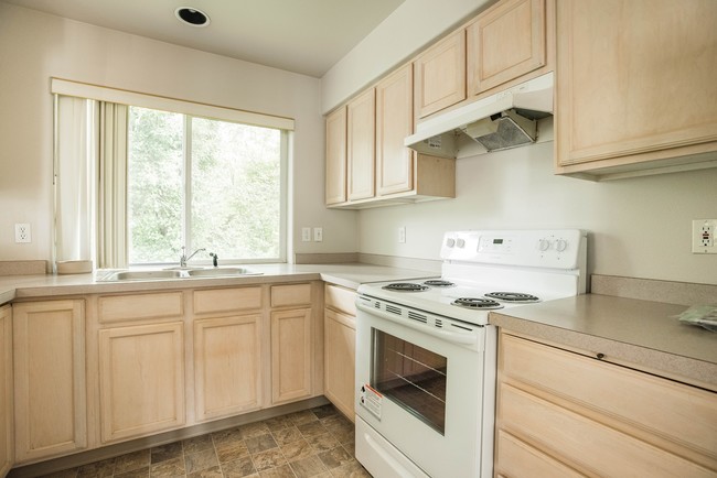 Arista Townhomes in Milwaukie, OR - Building Photo - Interior Photo