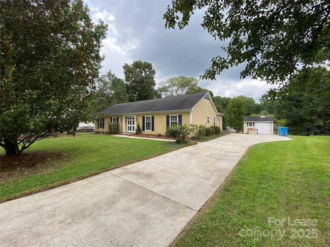 1025 Thornsby Ln in Matthews, NC - Building Photo - Building Photo